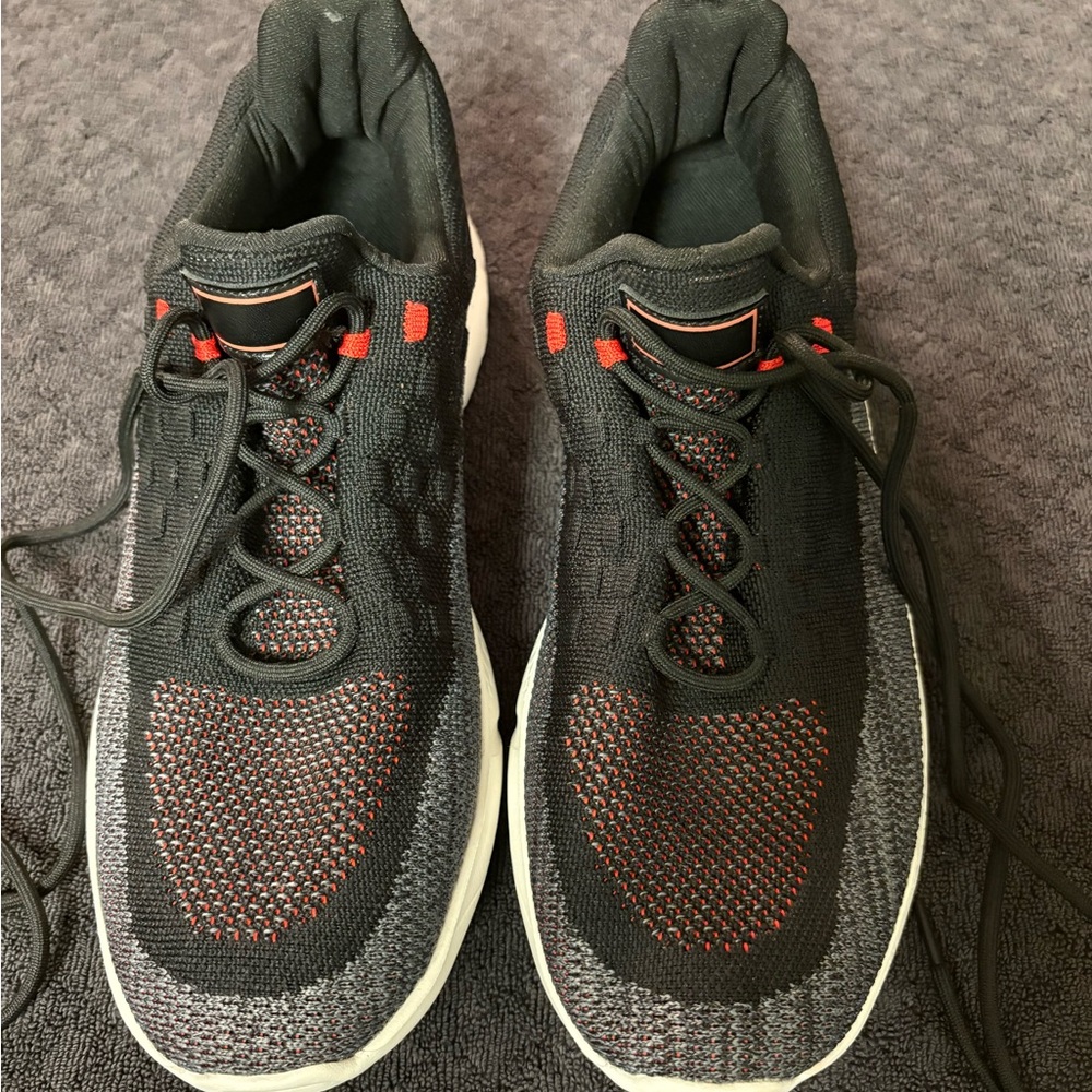 Men's Black/Gray Athletic Knit Sneakers with Redish/orange Accents‎